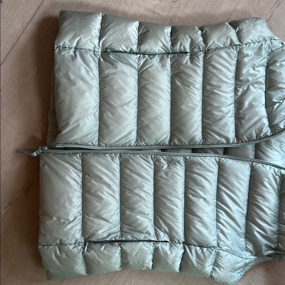 UNIQLO Ultra Light Blue Vest - Picture 4 of 9